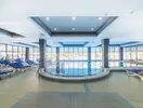 Kryty basen z leżakami w Queens Park Resort Goynuk