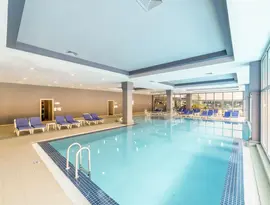Basen kryty z leżakami w Queens Park Resort Goynuk