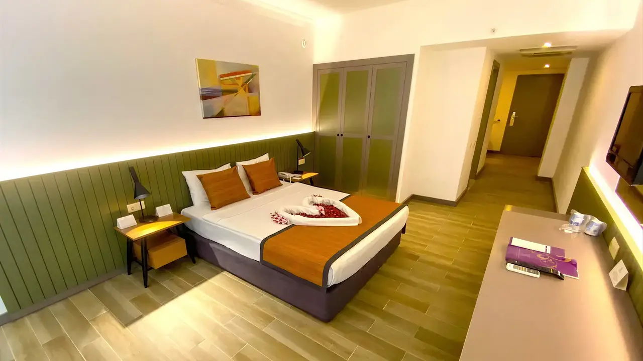 Nowoczesny pokój z łóżkiem w Queens Park Resort Goynuk