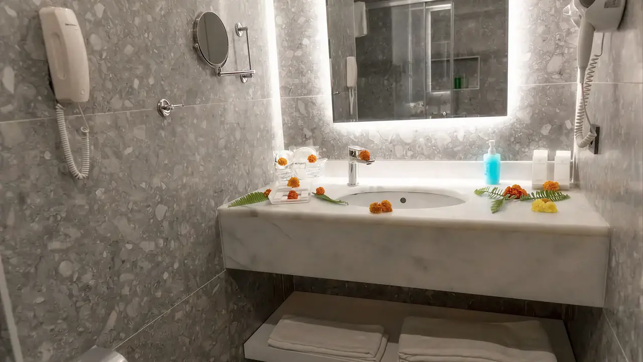 Łazienka w Queens Park Resort Goynuk z marmurowym umywalką