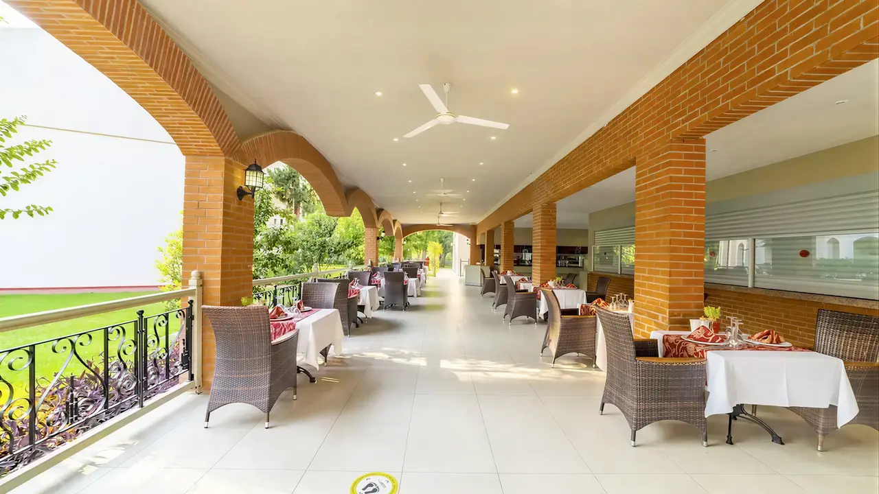 Restauracja na świeżym powietrzu w Queens Park Resort Goynuk