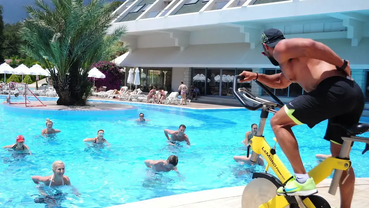 Zajęcia fitness w basenie w Queens Park Resort Goynuk