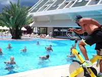 Zajęcia fitness w basenie w Queens Park Resort Goynuk