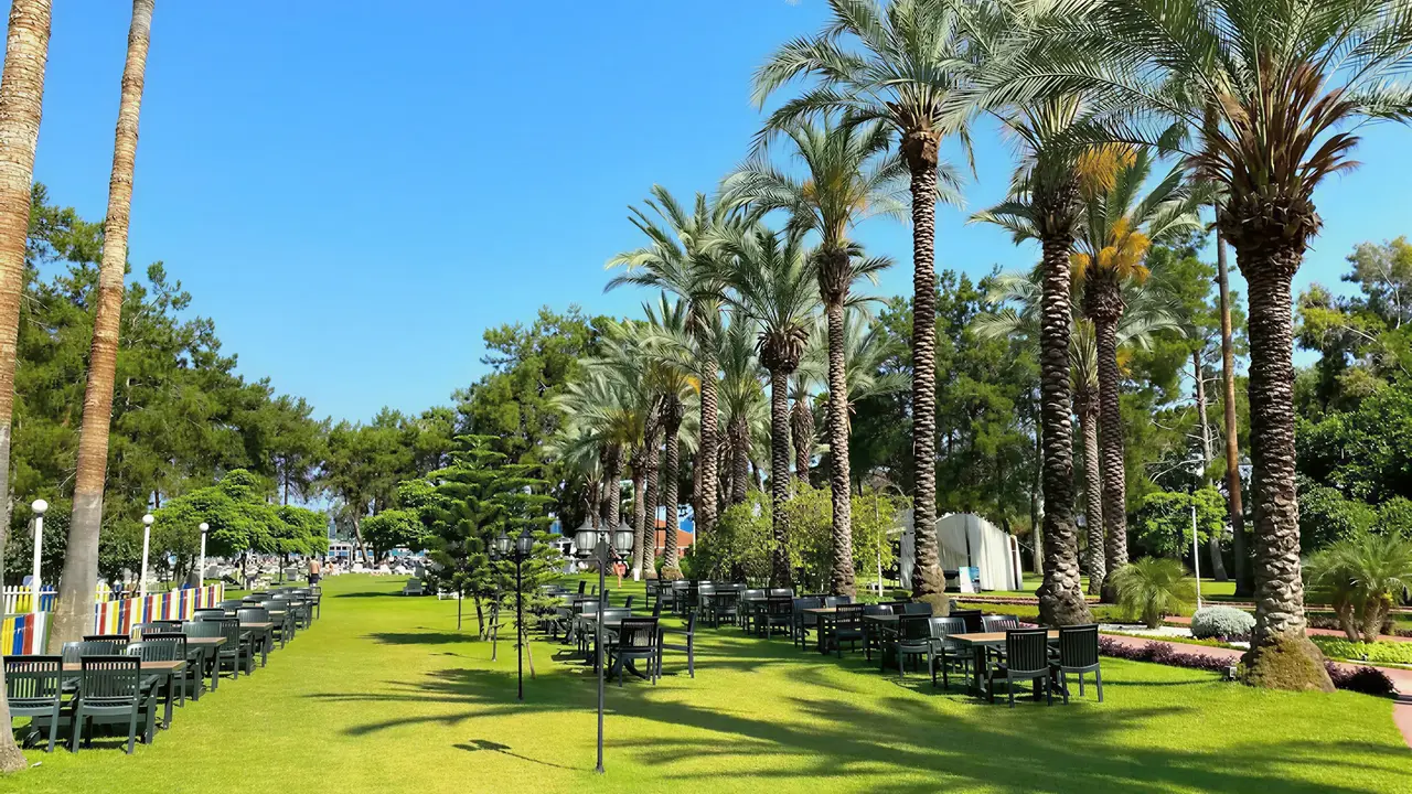 Zielony ogród z palmami w Queens Park Resort Goynuk
