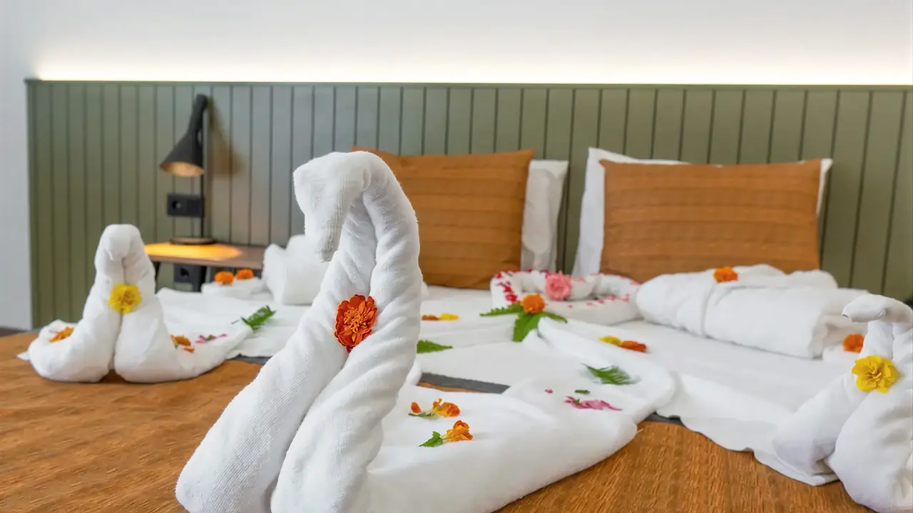 Łóżko z dekoracyjnymi ręcznikami w Queens Park Resort Goynuk