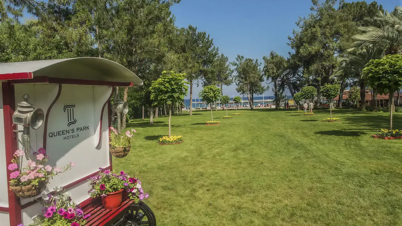 Zielony ogród z kwiatami w Queens Park Resort Goynuk