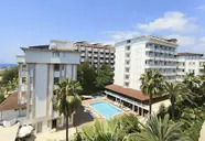 Widok na budynki i basen w Ramira Beach
