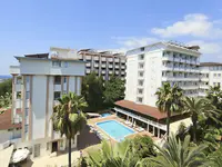 Widok na budynki i basen w Ramira Beach