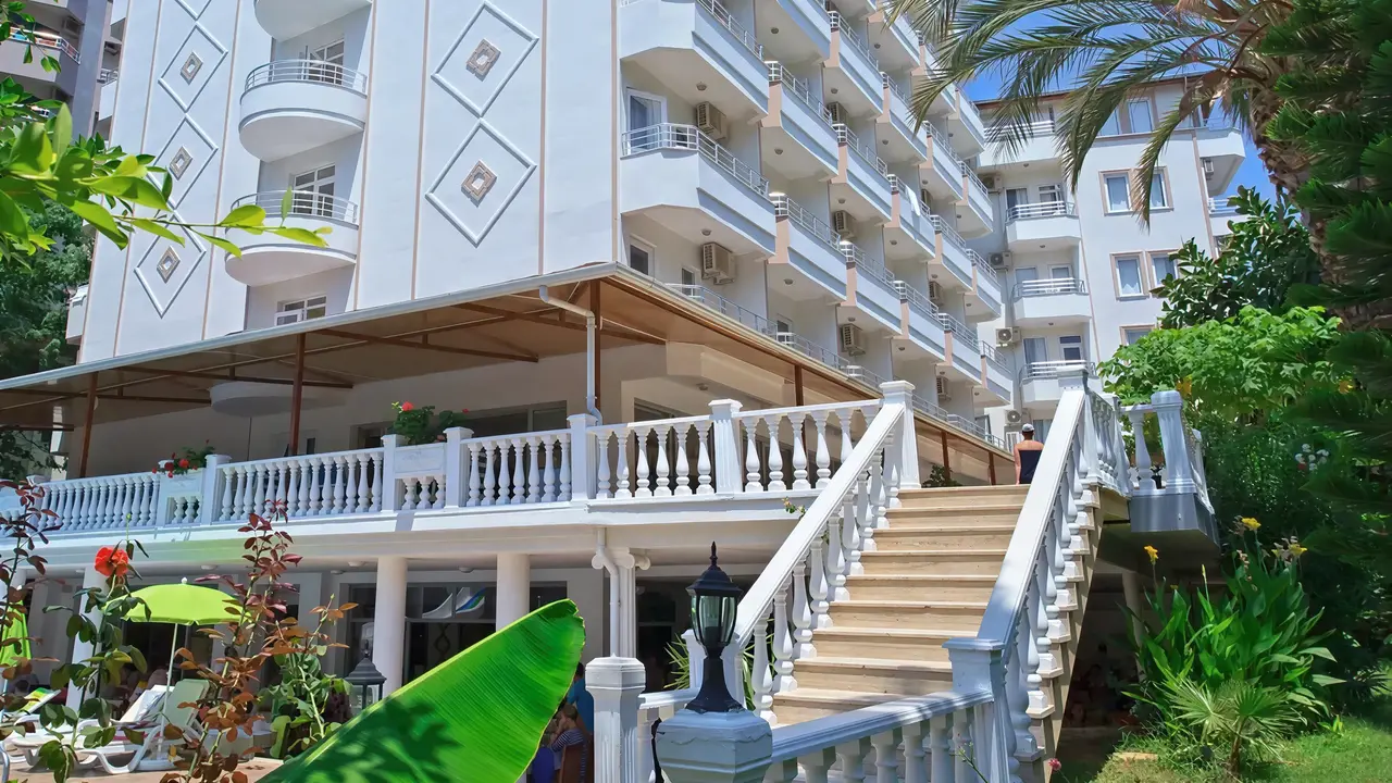 Elewacja i schody w obiekcie Ramira Beach
