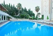Basen zewnętrzny z leżakami w Ramira Beach
