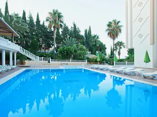Basen zewnętrzny z leżakami w Ramira Beach