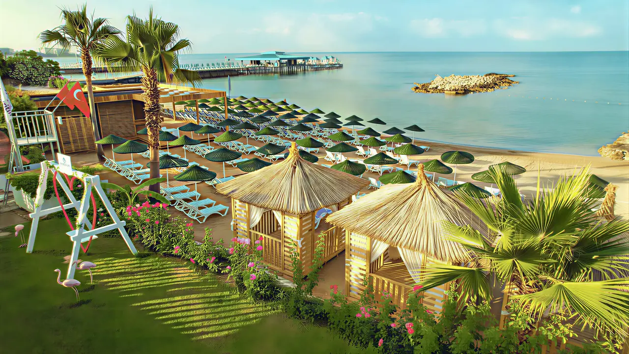 Plaża z leżakami i parasolami w Ramira Beach