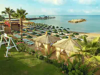 Plaża z leżakami i parasolami w Ramira Beach