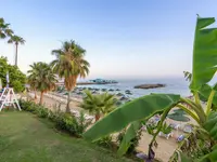 Plaża z leżakami i parasolami w Ramira Beach