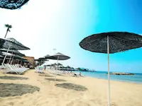Plaża z parasolami w Ramira Beach