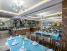 Restauracja w Ramira Beach z nakrytymi stołami