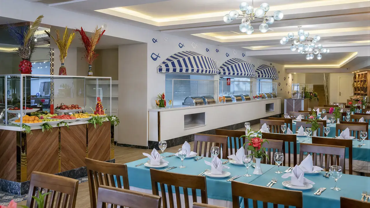 Restauracja w Ramira Beach z nakrytym stołem i bufetem