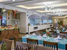 Restauracja w Ramira Beach z nakrytym stołem i bufetem