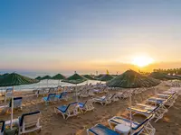 Plaża z leżakami i parasolami w Ramira Beach