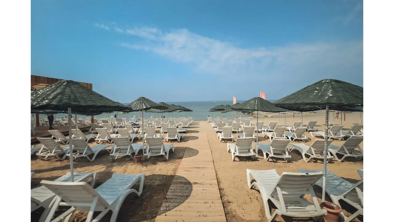 Plaża z leżakami i parasolami w Ramira Beach