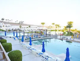Basen z leżakami i parasolami w Retac Qunay Dahab Resort & Spa