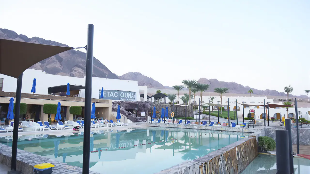 Basen z leżakami w hotelu Retac Qunay Dahab Resort & Spa