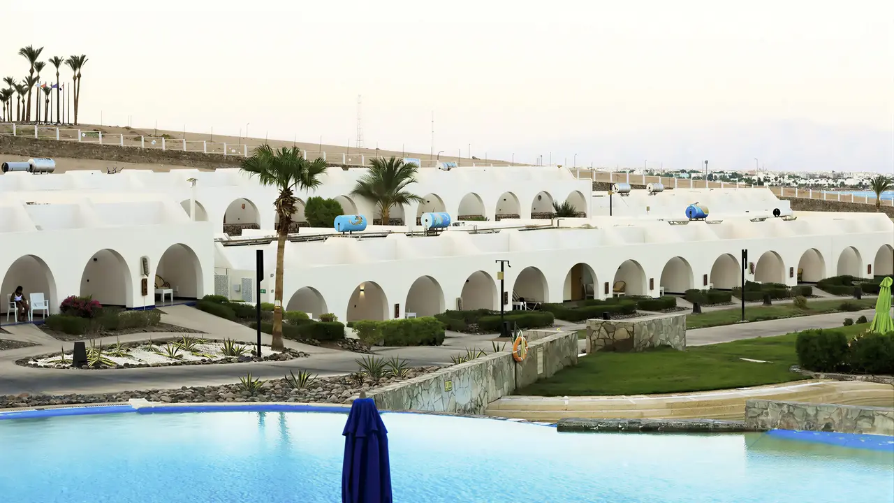 Widok na budynki i basen w Retac Qunay Dahab Resort & Spa