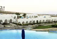 Widok na budynki i basen w Retac Qunay Dahab Resort & Spa