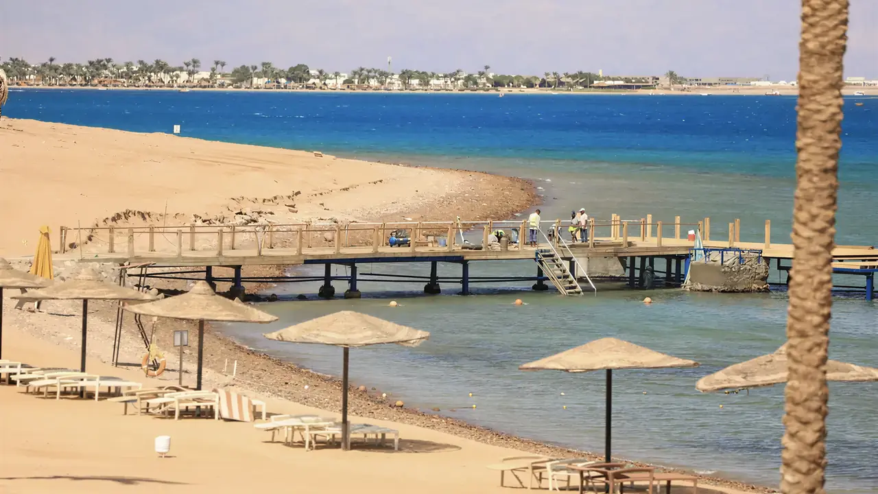 Plaża i molo w Retac Qunay Dahab Resort & Spa