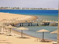 Plaża i molo w Retac Qunay Dahab Resort & Spa