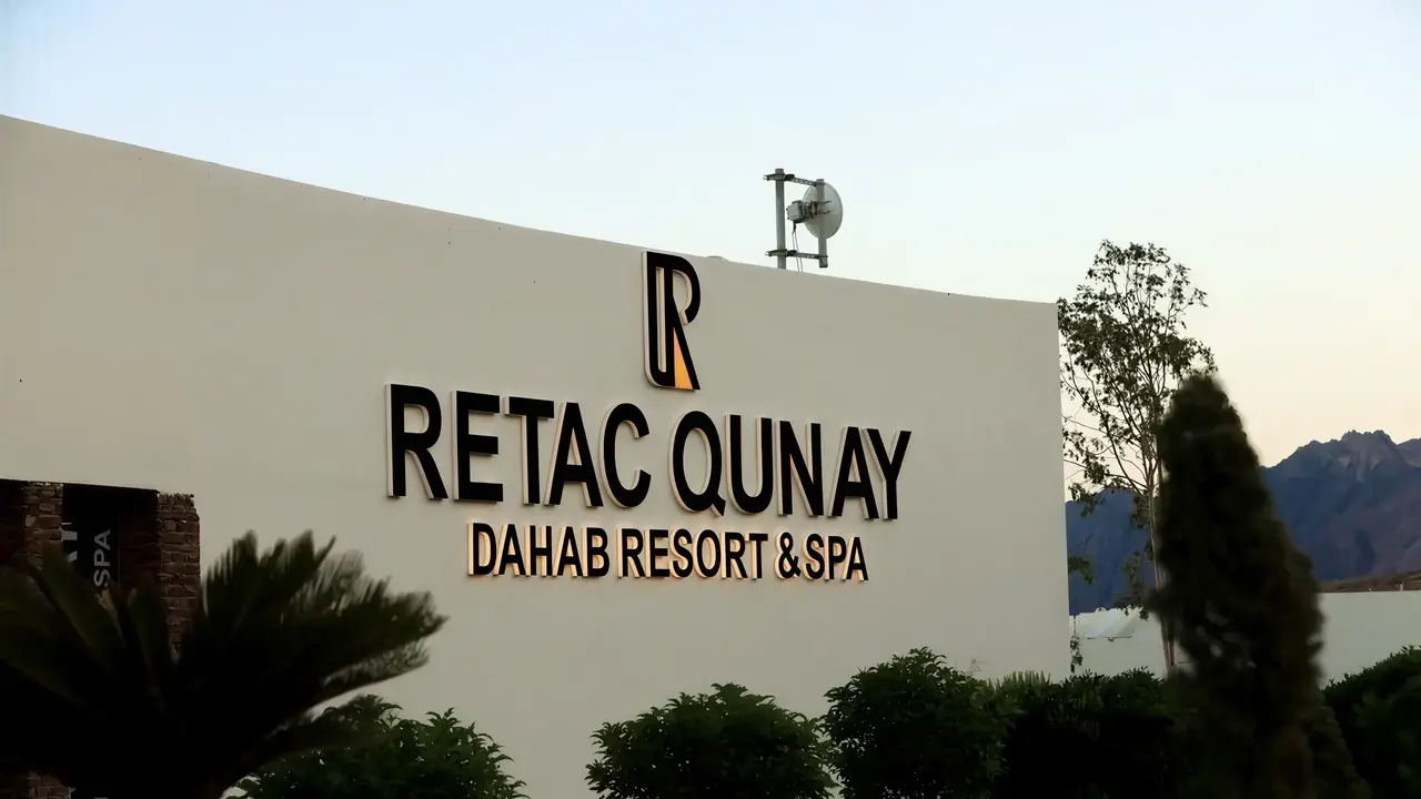 Elewacja i napis Retac Qunay Dahab Resort & Spa na budynku