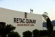 Elewacja i napis Retac Qunay Dahab Resort & Spa na budynku
