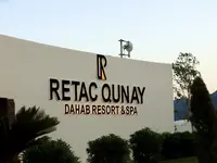 Elewacja i napis Retac Qunay Dahab Resort & Spa na budynku