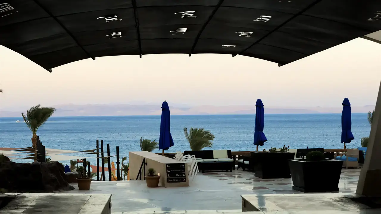 Taras z widokiem na morze w Retac Qunay Dahab Resort & Spa