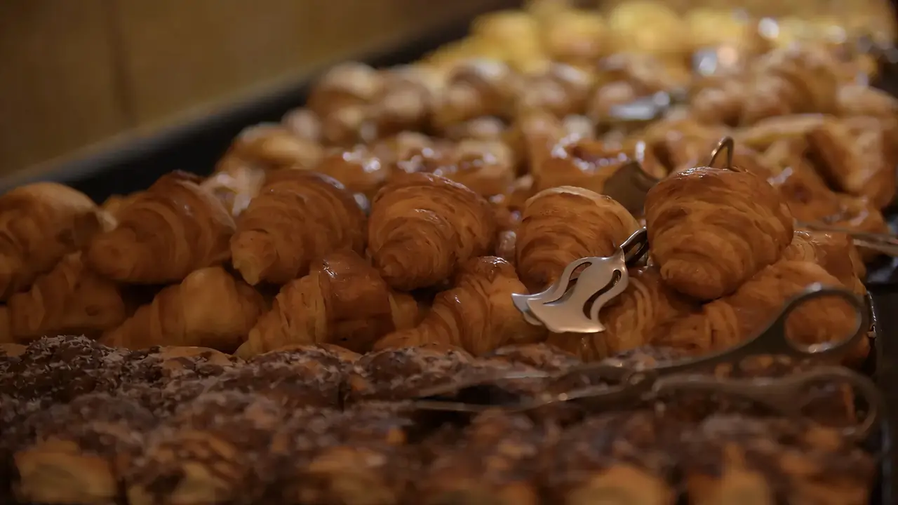 Bufet z croissantami w Retac Qunay Dahab Resort & Spa