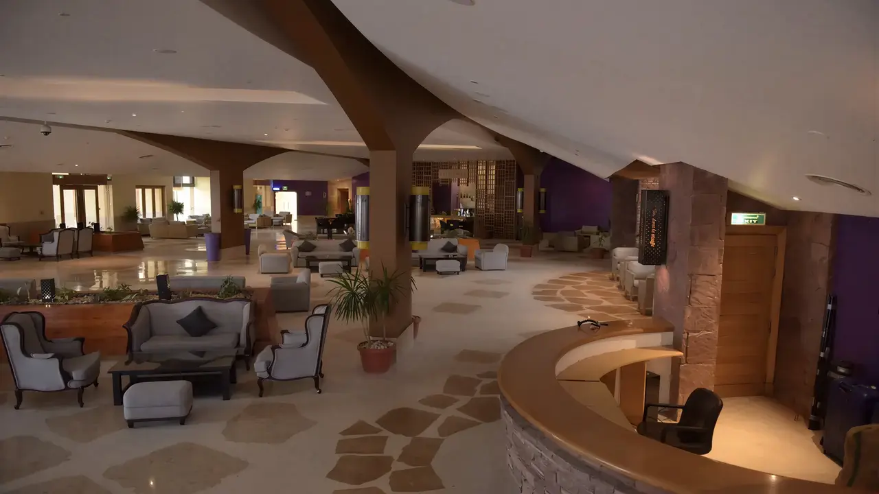 Wnętrze wspólnej strefy wypoczynku w Retac Qunay Dahab Resort & Spa