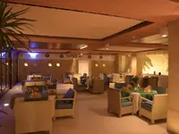 Elegancka restauracja w Retac Qunay Dahab Resort & Spa z nakrytymi stolikami