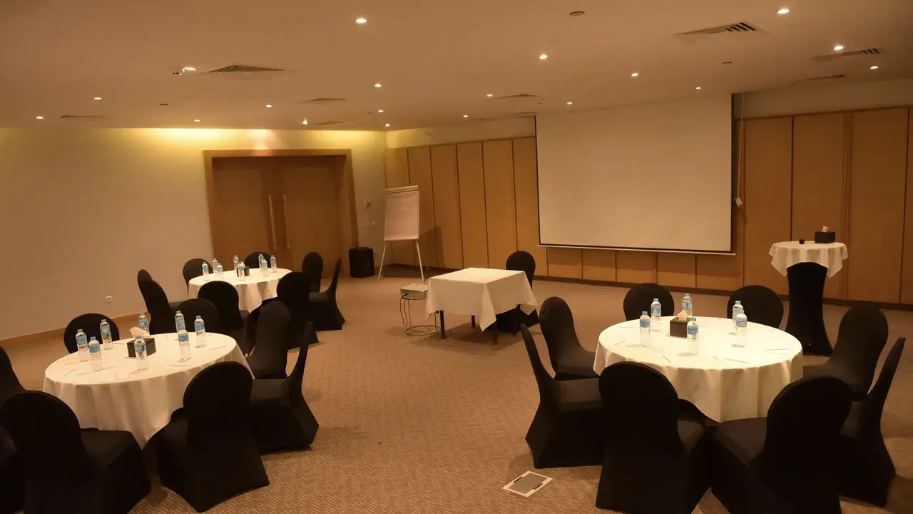 Sala konferencyjna z ekranem w Retac Qunay Dahab Resort & Spa