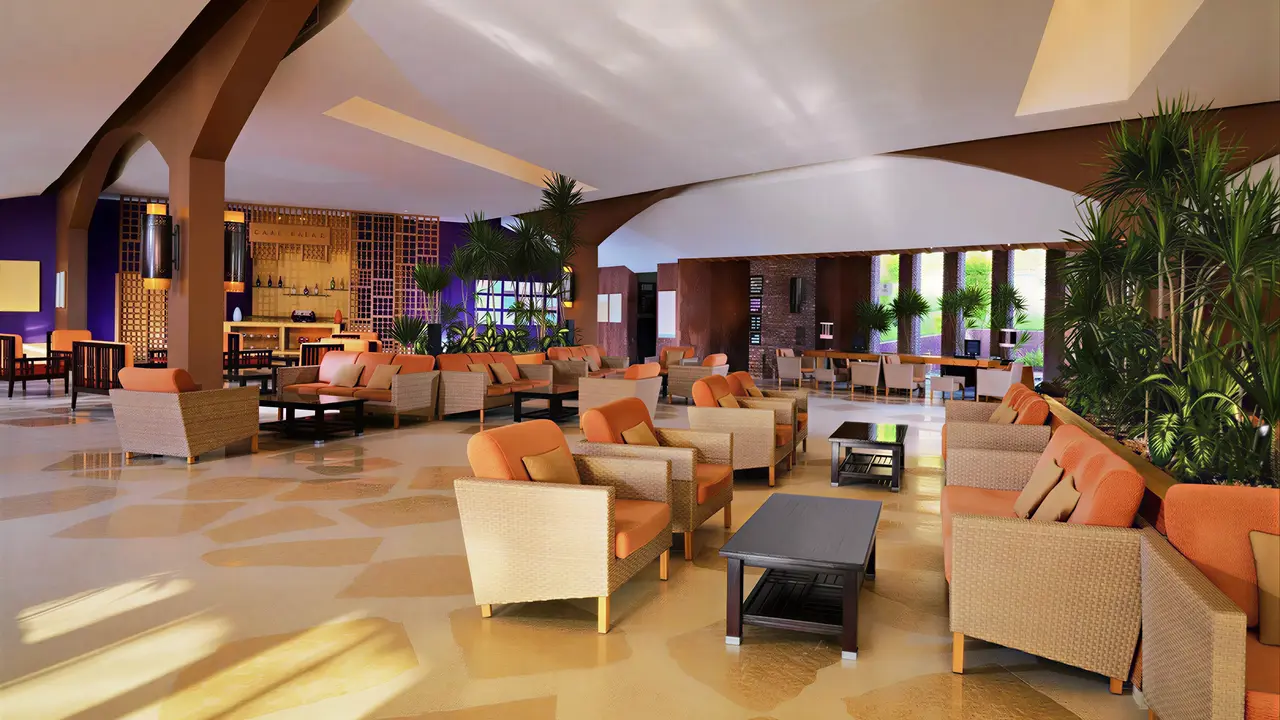 Wnętrze eleganckiego lobby w Retac Qunay Dahab Resort & Spa