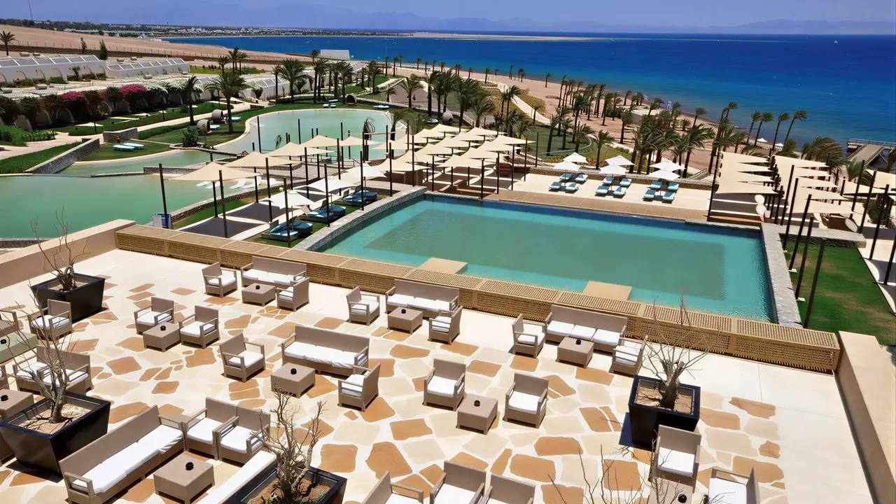 Widok na kompleks basenów w Retac Qunay Dahab Resort & Spa