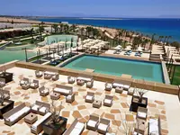 Widok na kompleks basenów w Retac Qunay Dahab Resort & Spa