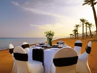 Nakryty stół na plaży w Retac Qunay Dahab Resort & Spa