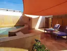 Prywatny taras z jacuzzi w Retac Qunay Dahab Resort & Spa