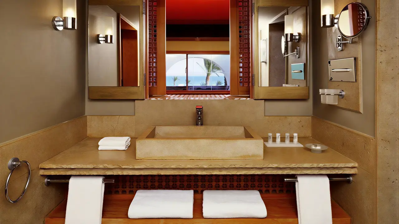 Łazienka w hotelu Retac Qunay Dahab Resort & Spa z umywalką i ręcznikami