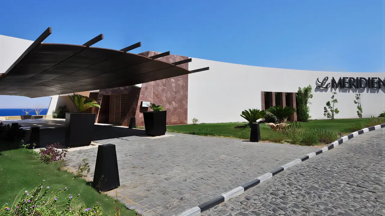 Wejście i fasada budynku Retac Qunay Dahab Resort & Spa