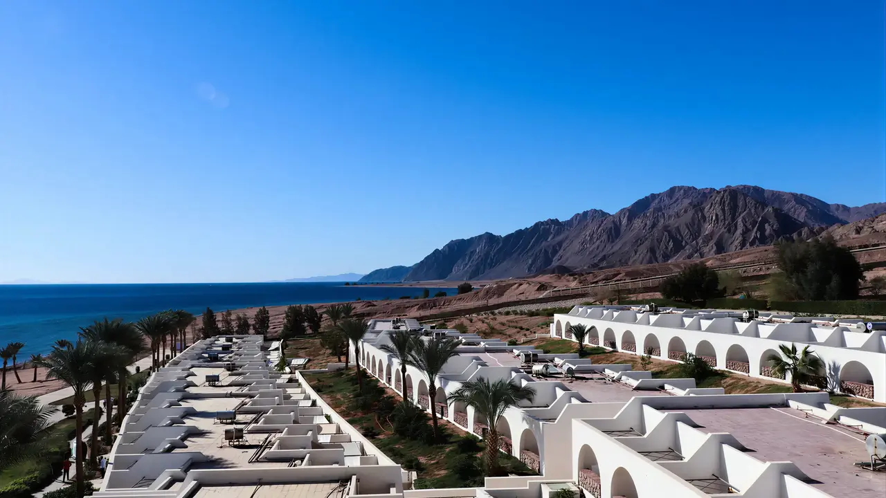 Widok na kompleks budynków Retac Qunay Dahab Resort & Spa przy morzu