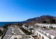 Widok na kompleks budynków Retac Qunay Dahab Resort & Spa przy morzu