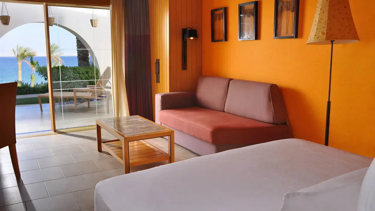 Wnętrze pokoju z łóżkiem w Retac Qunay Dahab Resort & Spa