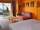 Wnętrze pokoju z łóżkiem w Retac Qunay Dahab Resort & Spa
