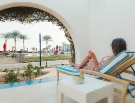 Prywatny taras z leżakiem w Retac Qunay Dahab Resort & Spa